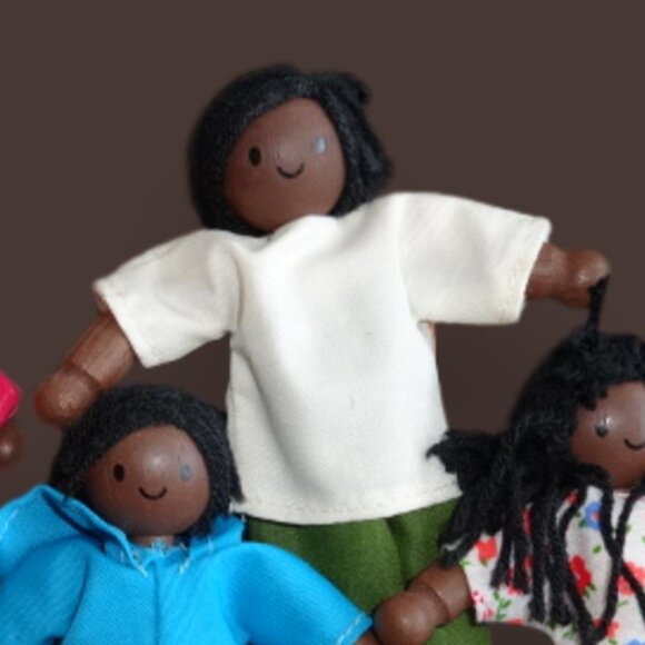 PlanToys Dollhouse Dolls Dark Skin Tone Family - Picture 4 of 9